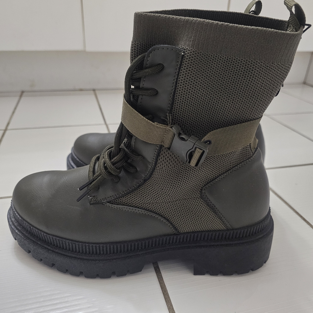 Olive Green Combat Boots NWT, Size 9 US